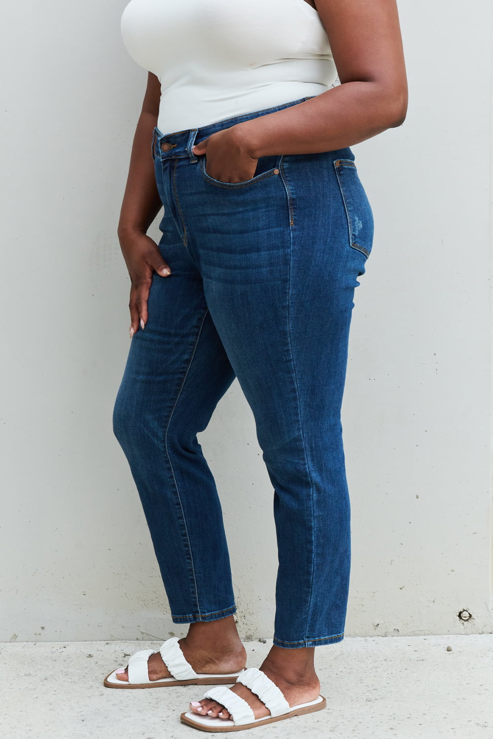 Aila Mid Rise Cropped Relax Fit Jeans