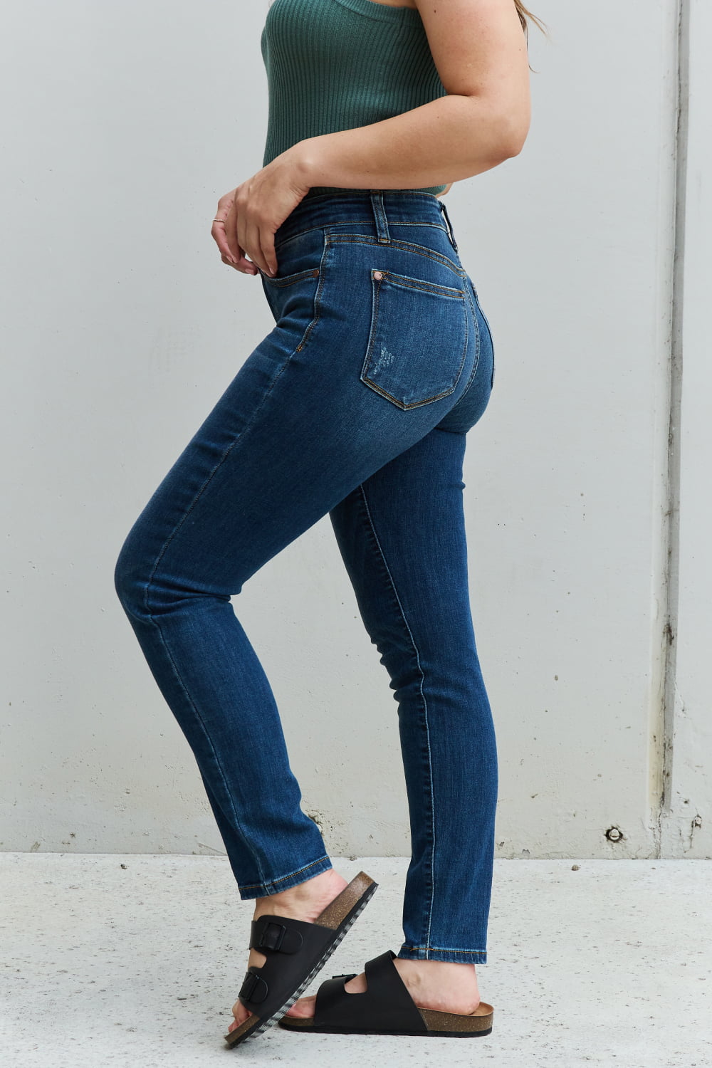 Aila Mid Rise Cropped Relax Fit Jeans